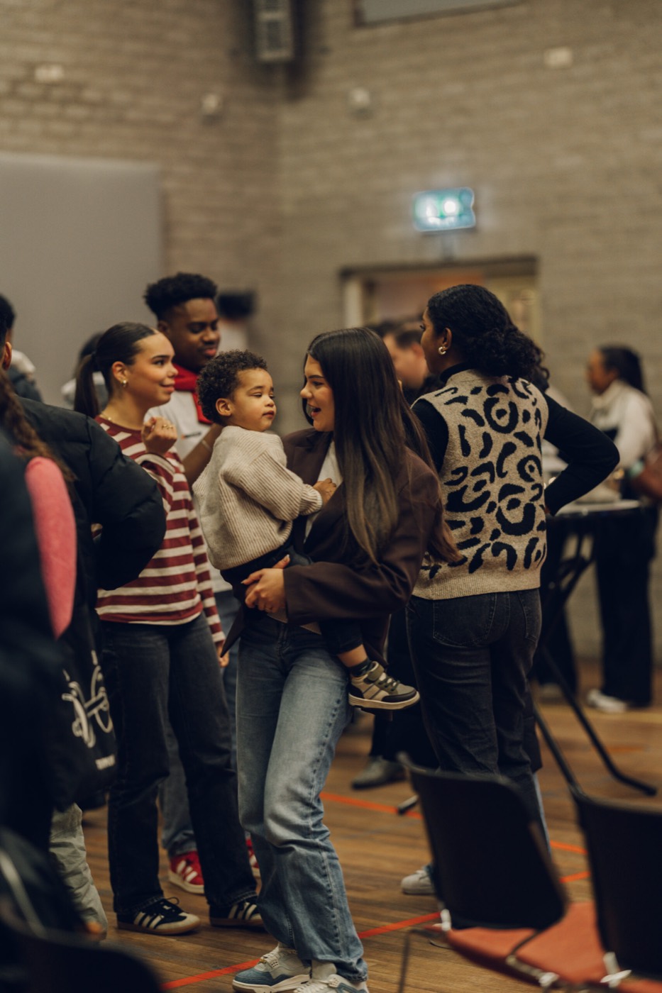 Gezinnen en kinderen tijdens een samenkomst